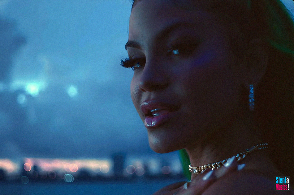 Natti Natasha online con il video di “Noches En Miami”